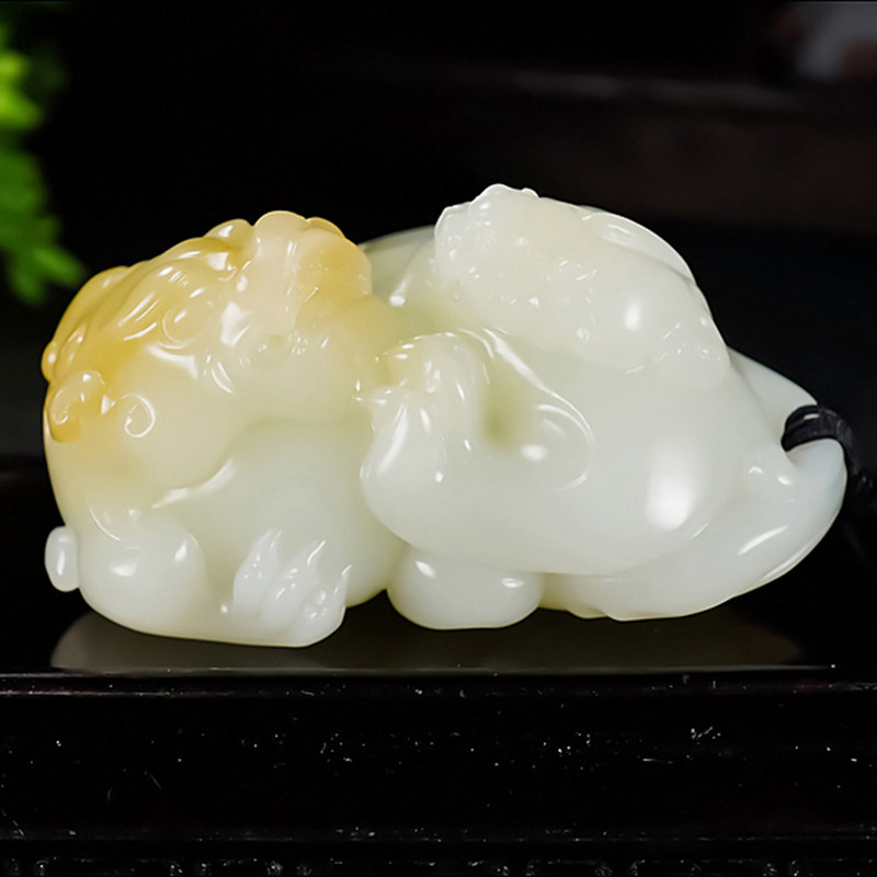 新疆张亚龙作品和田玉糖白玉貔貅把件206.19克