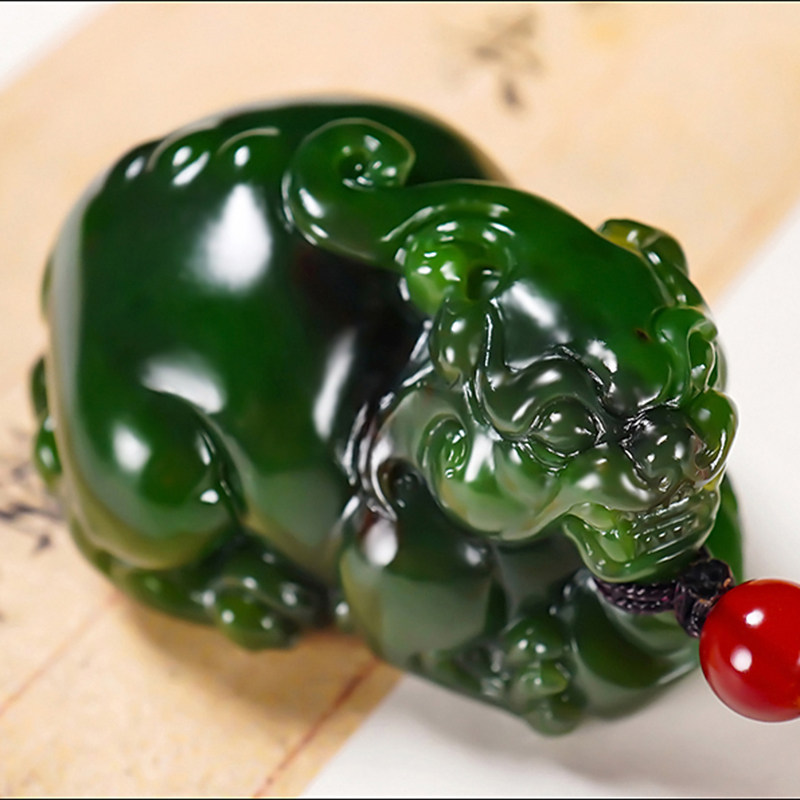 新疆张亚龙作品和田玉俄料7号矿阳绿红皮碧玉貔貅挂件40.39克