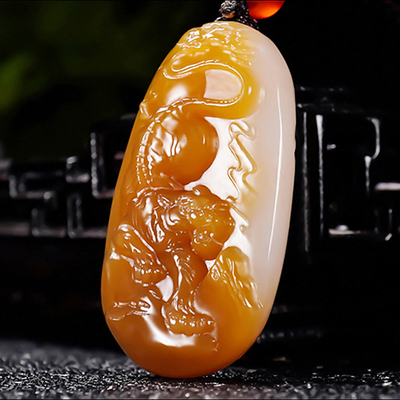 新疆大师张亚龙作品和田玉且末料糖白玉虎虎生威挂件10.06克