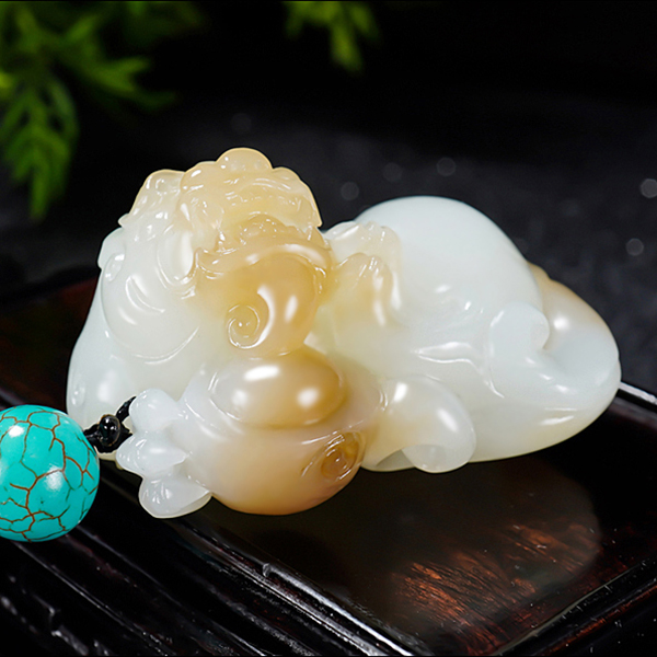 大师张亚龙作品 和田玉且末料巧雕糖羊脂白玉貔貅把件105.80克
