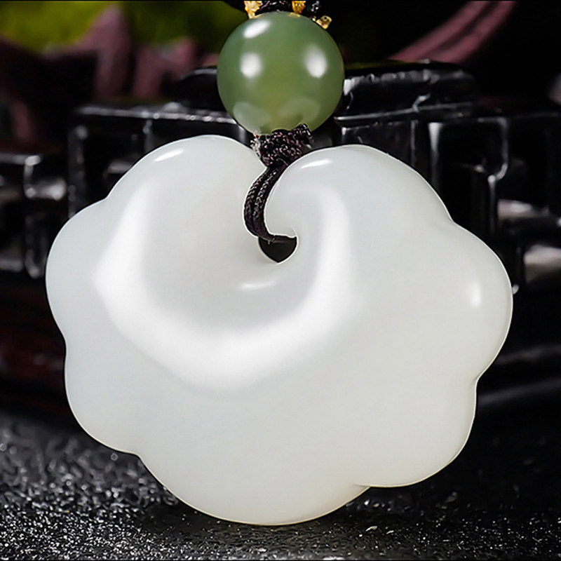 新疆大师郭磊作品和田玉过灯油膏料羊脂白玉云朵锁挂件19.97克
