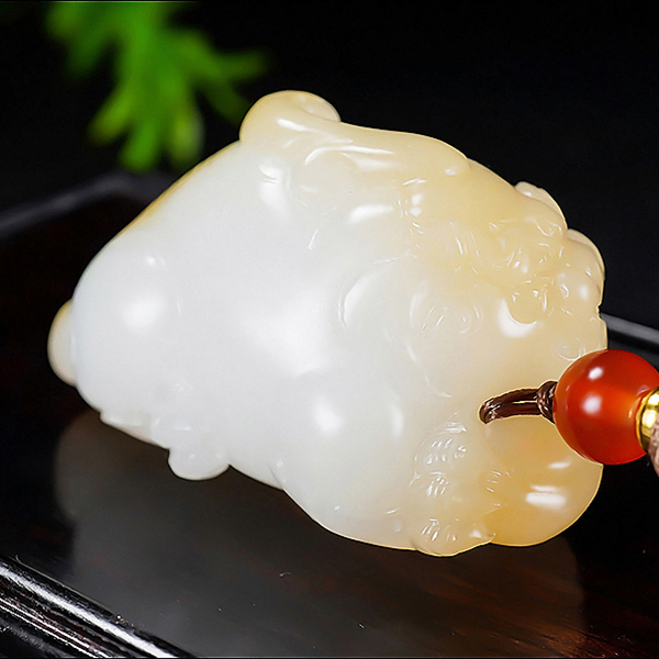新疆大师张亚龙作品和田玉且末料蜜糖羊脂白玉貔貅挂件30.96克