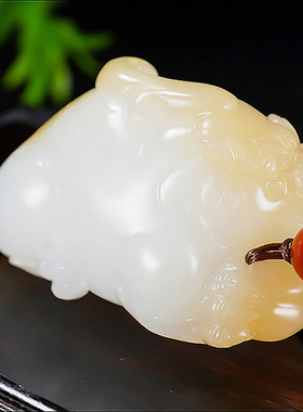 新疆大师张亚龙作品和田玉且末料蜜糖羊脂白玉貔貅挂件30.96克
