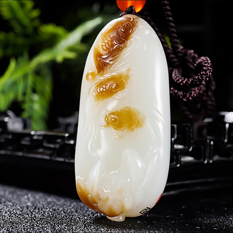 新疆和田玉且末料糖羊脂白玉连年有鱼挂件40.00克大师张亚龙作品