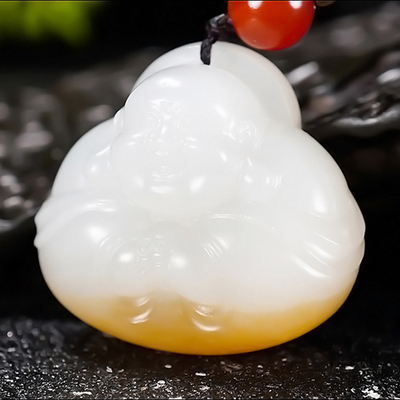 新疆大师郭磊作品和田玉且末料一口糖羊脂玉笑佛挂件13.61克