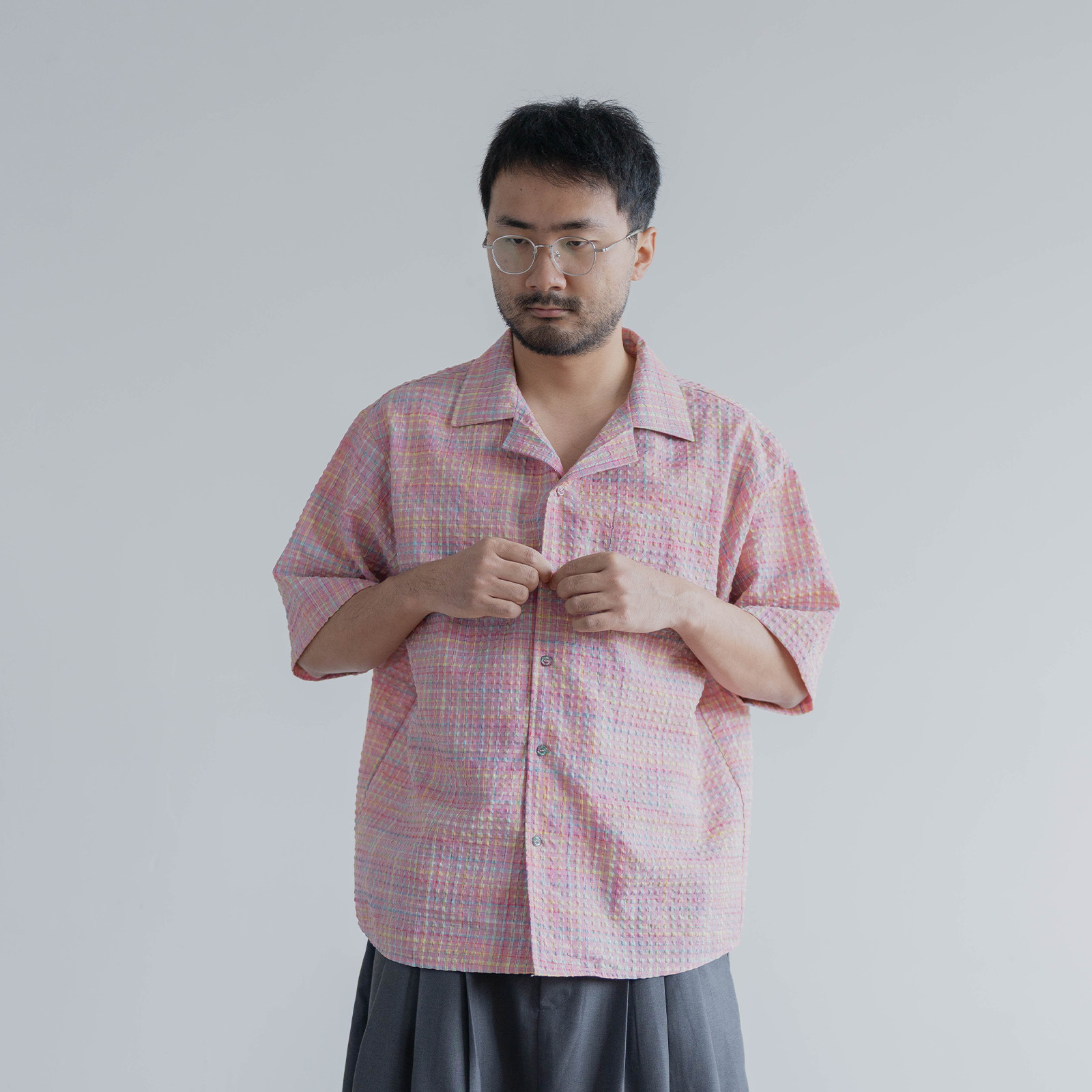 雾撞山野粉色泡泡纱格纹肌理古巴领短袖衬衫男夏季宽松衬衣上衣潮图片