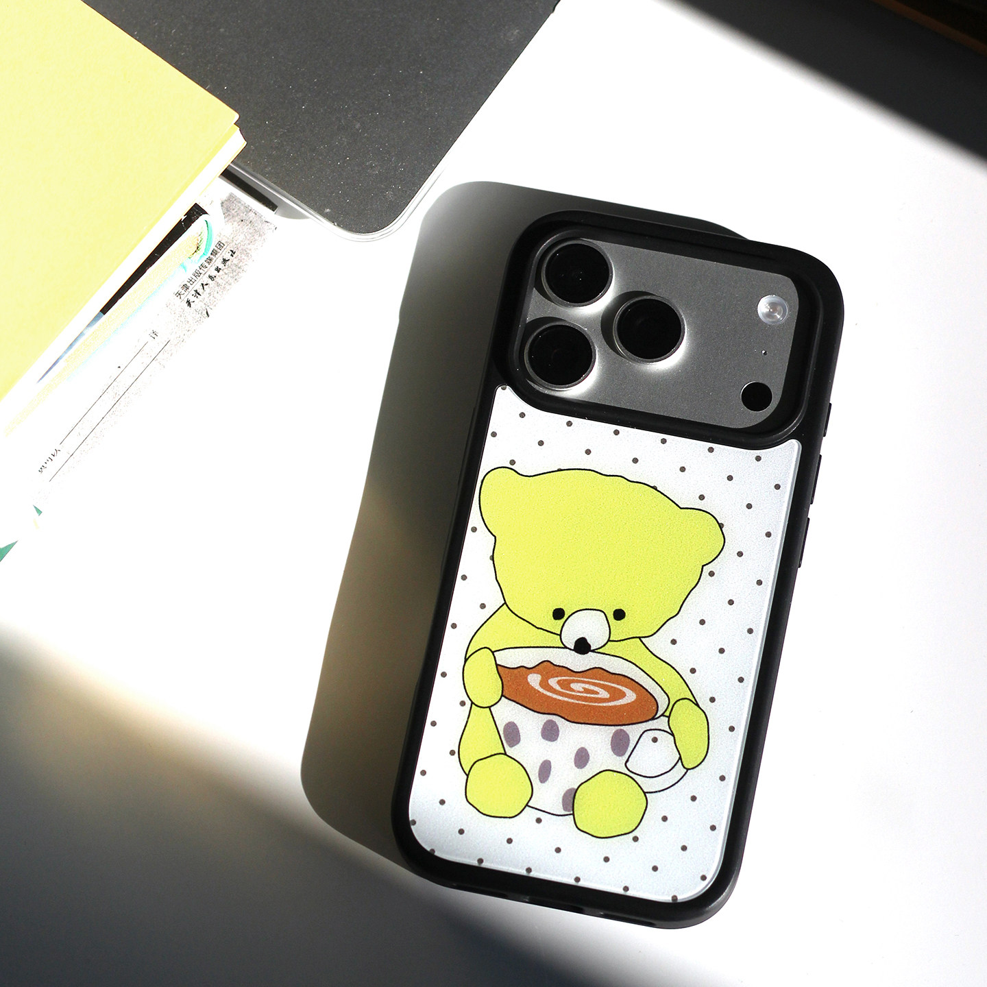 omatl原创喝咖啡小熊 pc磨砂黑边磁吸手机壳 适用于苹果iphone17pro