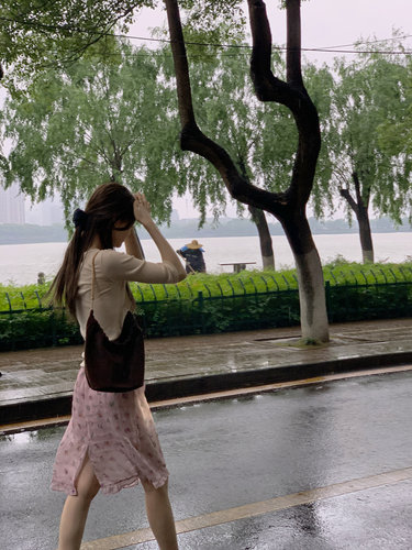 鱼没放 在雨中 唯美浪漫荷叶花边半身裙 复古碎花裙