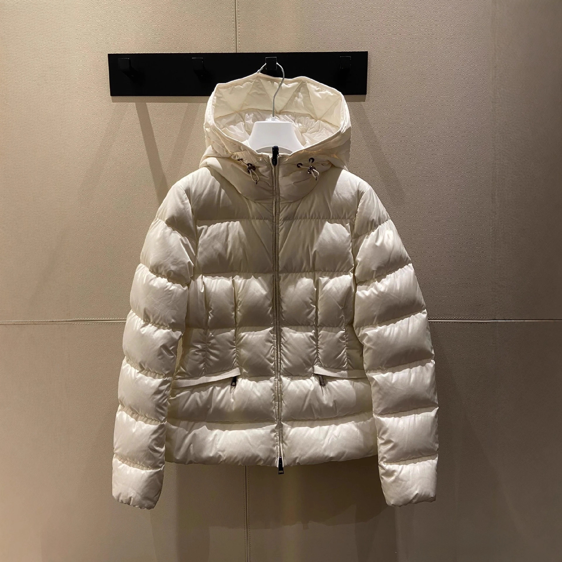 《毒家现货》正确版 M家 袖标女士收腰羽绒服 女式保暖连帽羽绒服