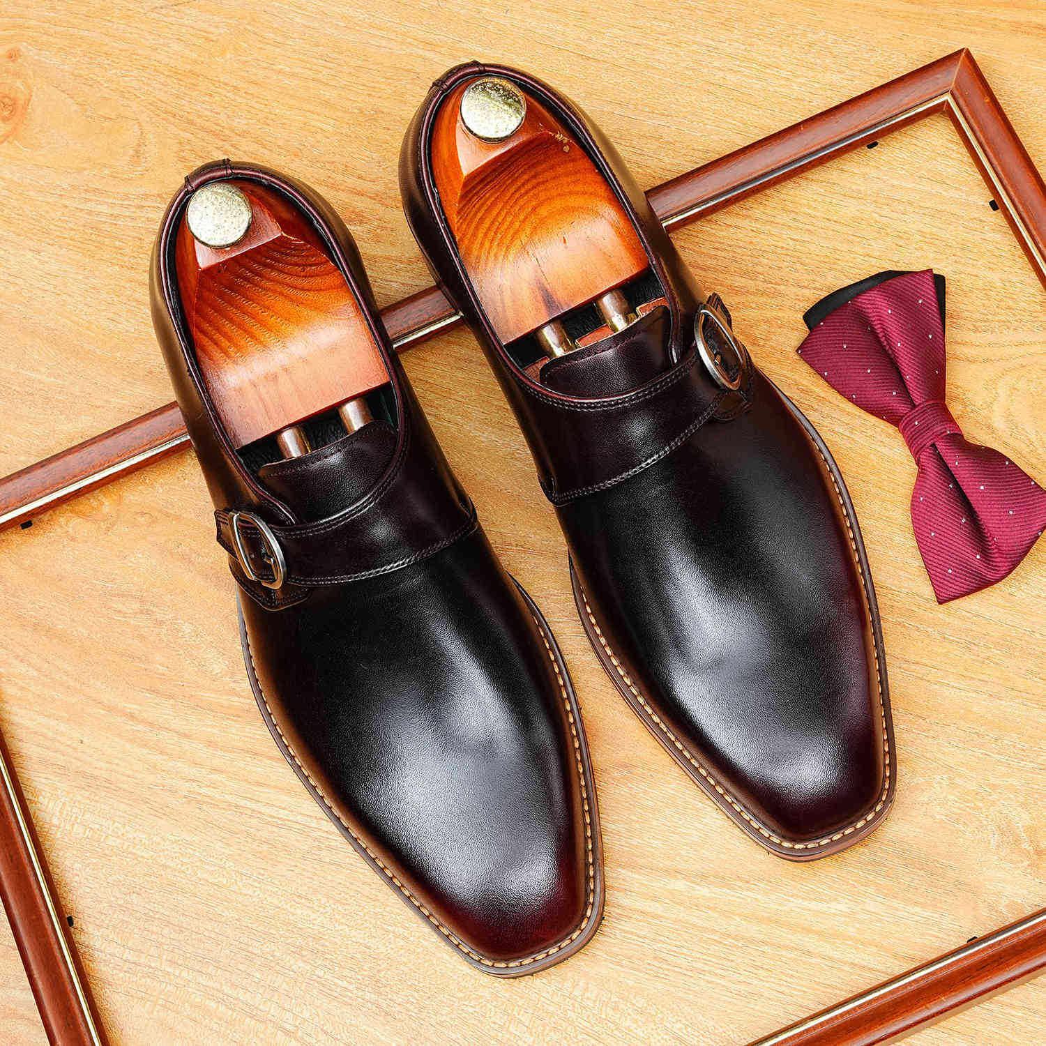 【足】英伦风尖头百搭商务正装男士皮鞋潮流搭扣松紧孟克鞋僧侣休