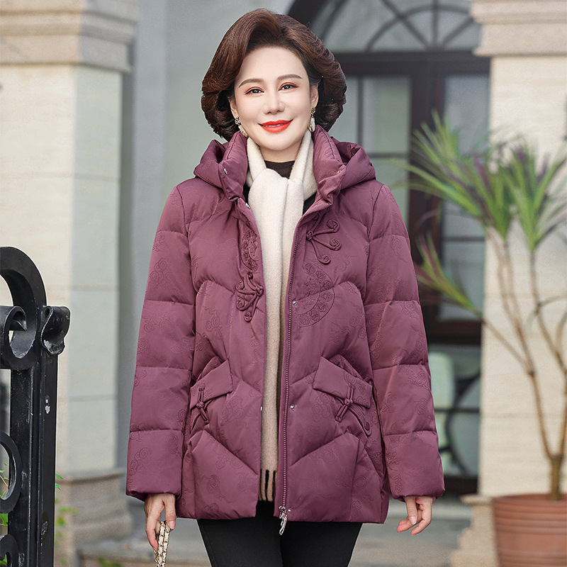 冬季加厚保暖中老年羽绒服女宽松大码洋气连帽妈妈白鸭绒外套
