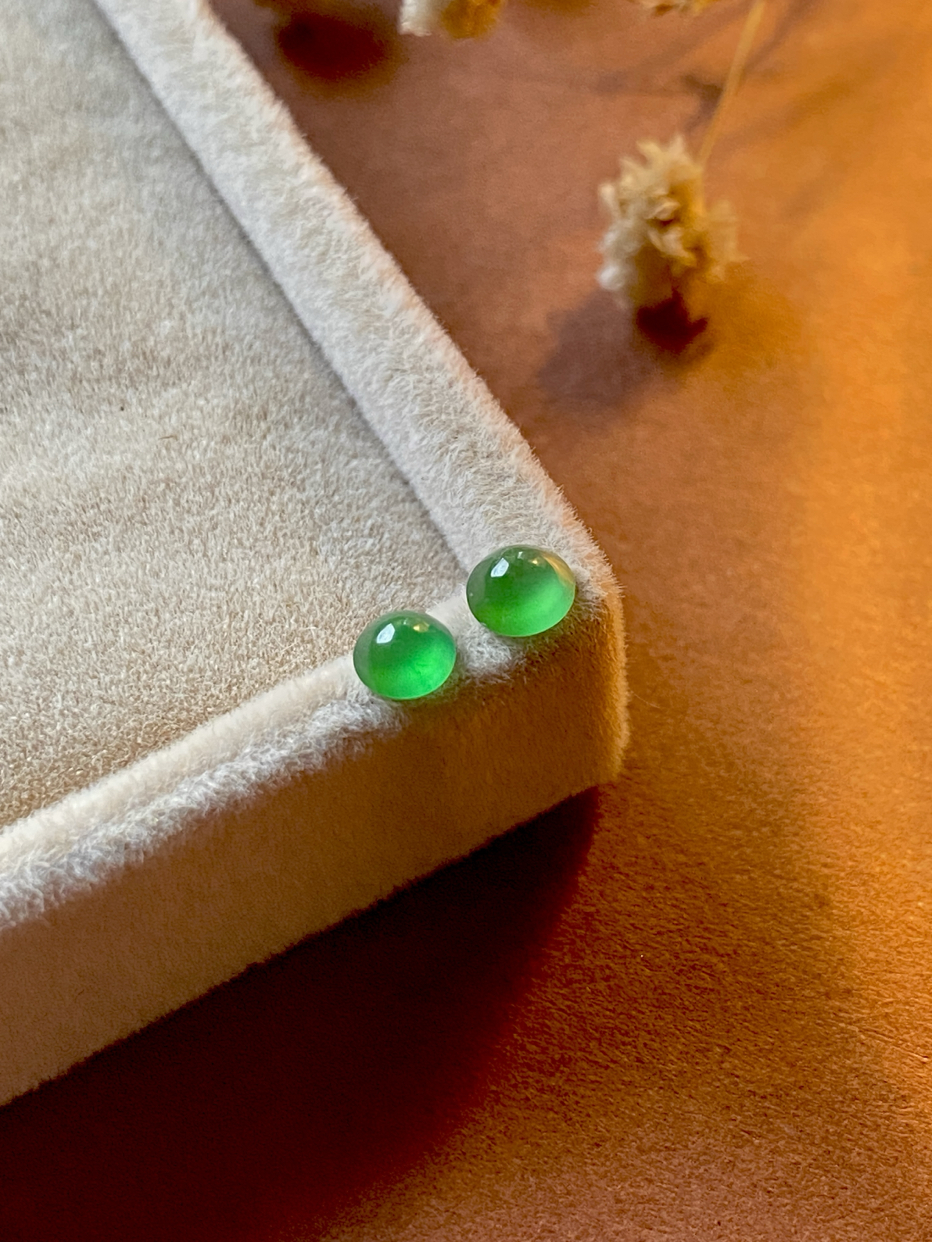 4毫米+天然A货老坑冰种阳绿起光蛋面戒mian