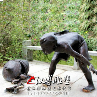 玻璃钢雕塑拾螃蟹的小孩人物雕塑户外广场景观雕塑铸铜雕塑定制做