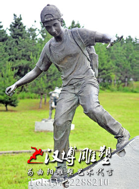 小孩玩滑板城市广场景观主题雕塑