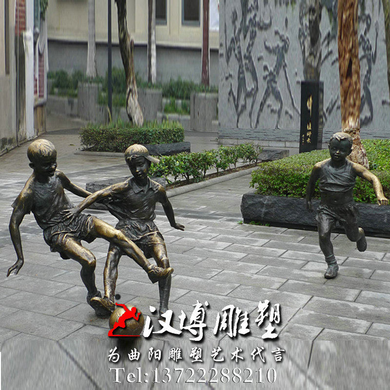玻璃钢仿铜童趣人物小孩踢足球雕塑园林景观雕塑大型户外景观雕塑