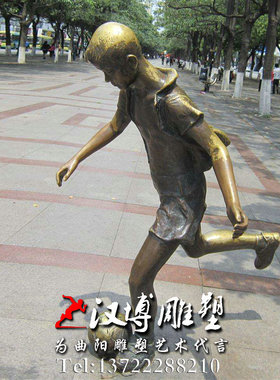 踢足球小男孩步行街景观主题雕塑