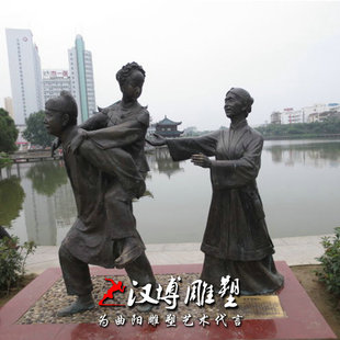 定制玻璃钢仿铜人物雕塑背媳妇雕像城市广场公园林步行街景观铜雕