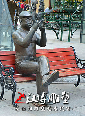 玻璃钢小号音乐步行街人物雕塑