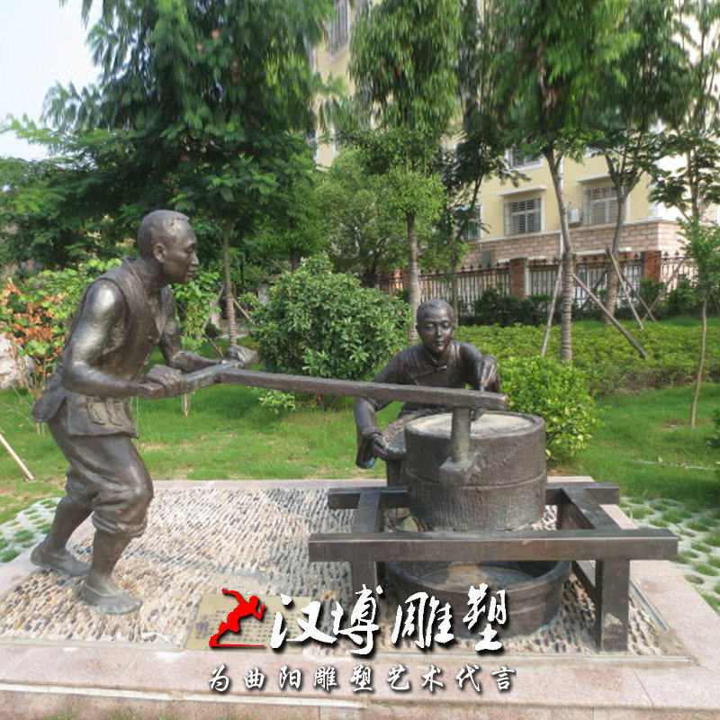 民俗小品人物推石磨雕塑玻璃钢传统文化磨面人物雕塑公园广场雕像