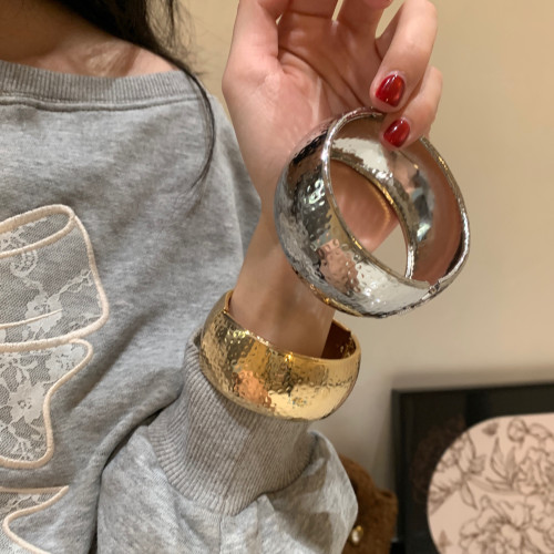 水波纹高级感手环女欧美辣妹风金属手镯夸张宽版手饰品2026秋冬潮
