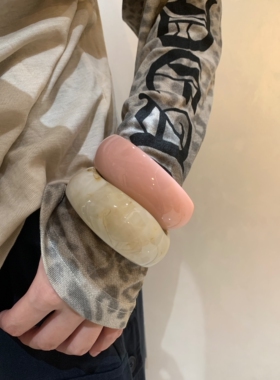超有温润感的粉白树脂宽手镯女复古晕染夸张手环欧美辣妹手饰叠戴