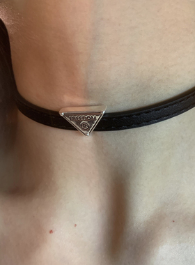 字母三角标choker项圈女黑色软皮颈链辣妹风高级感锁骨链细款2025