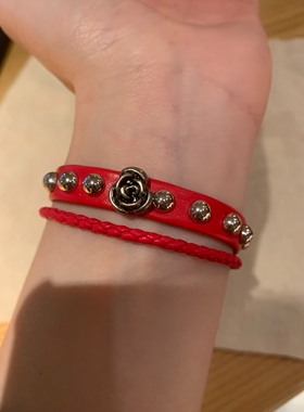 显白的红色软皮革手环女玫瑰花铆钉手链甜酷风欧美ins感小众手饰