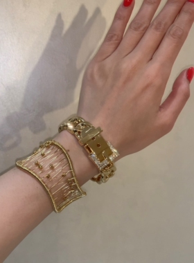 时髦精金色设计感手镯叠戴女皮带扣手环个性朋克金属手饰品2026潮