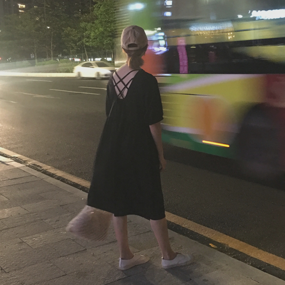 夏装韩版V领后交叉带露背连衣裙女宽松显瘦高腰娃娃裙休闲小黑裙
