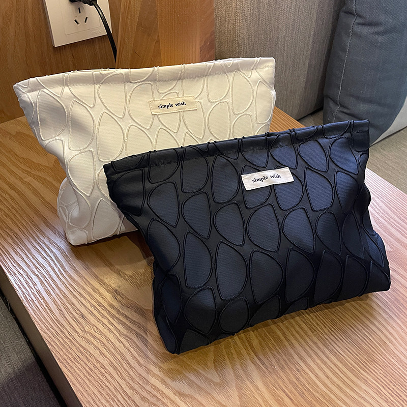 新款便携黑白不规则几何收纳包大容量高级感化妆包出差洗漱收纳袋