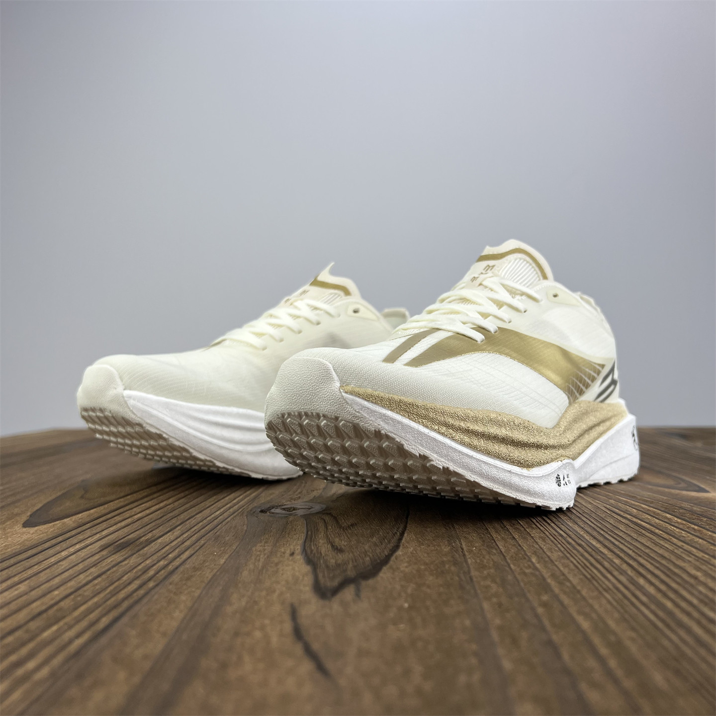 春季运动鞋防滑超轻碳板青少年男女鞋减震踩屎感厚底初中生跑步鞋