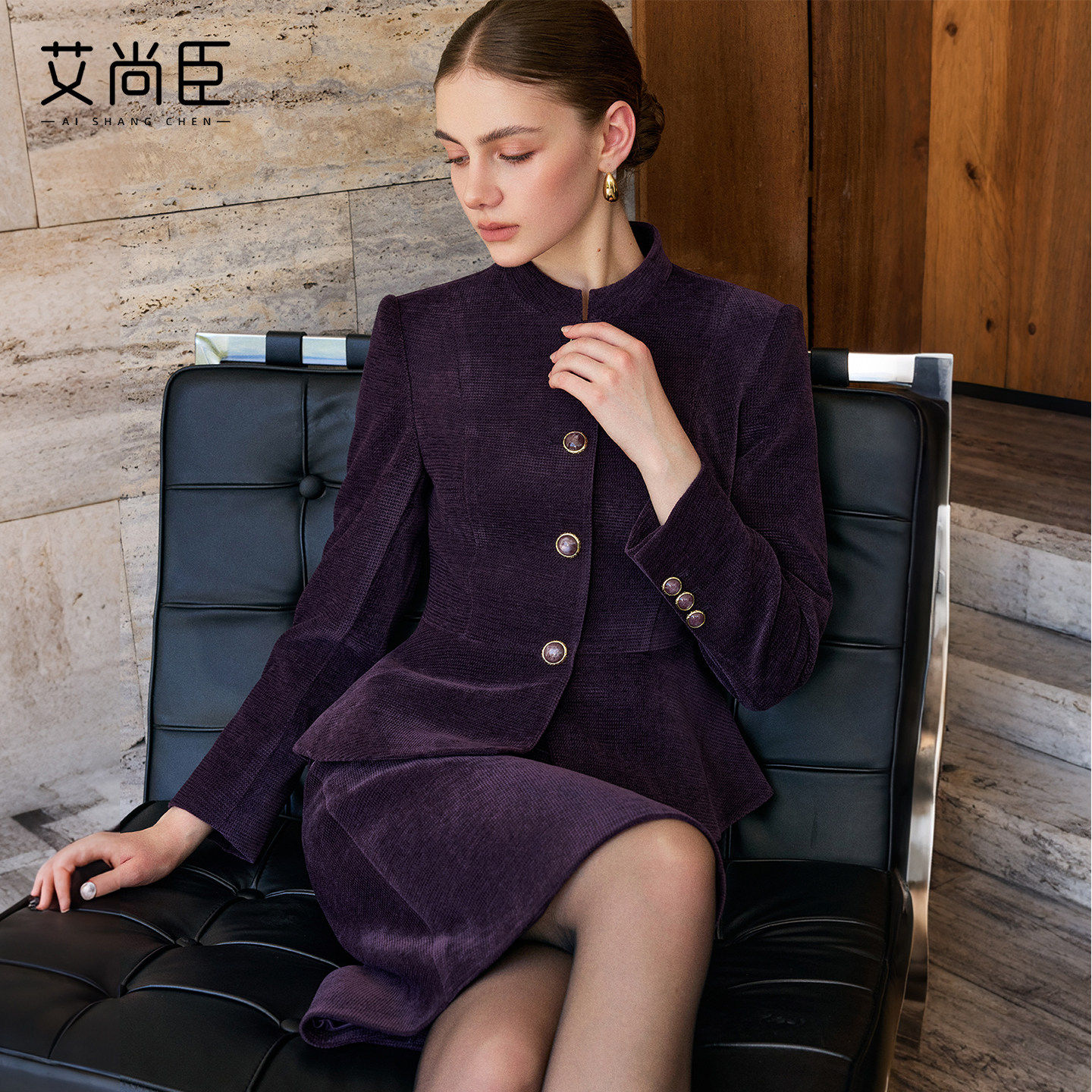 艾尚臣职业风灯芯绒套装女秋冬长袖立领金属扣西装外套半裙两件套