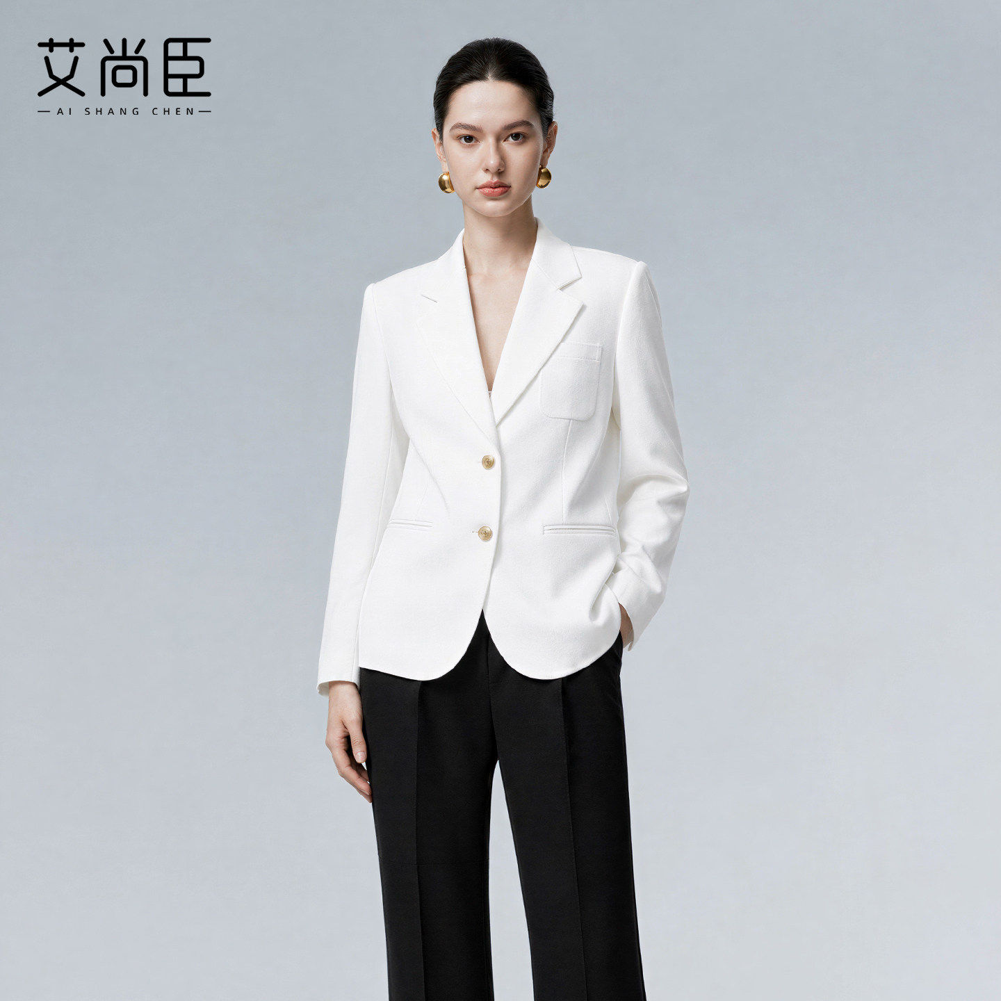艾尚臣轻奢优雅风白色翻领两粒扣修身西装女通勤职场正装极简西装