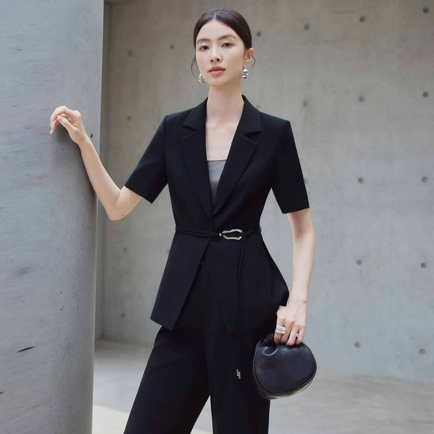 艾尚臣轻熟简约风短袖西装套装女夏季职场通勤高级感一粒扣职业装