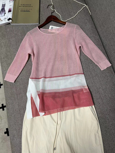 孤品高档时装弹力粉白色条纹女士七分袖圆领薄款侧开叉针织衫