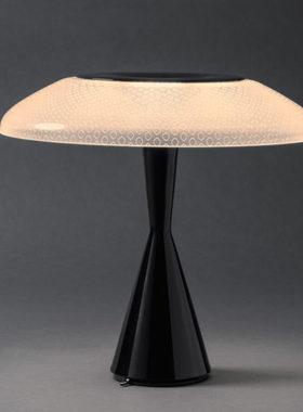 台湾XCELLENT现代简约客厅书房餐厅卧室创意个性桌灯忘我