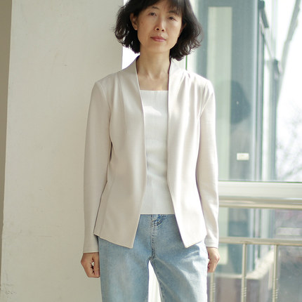 2025春夏新款淡米色V领无领西服针织弹力正肩短款修身西装外套女