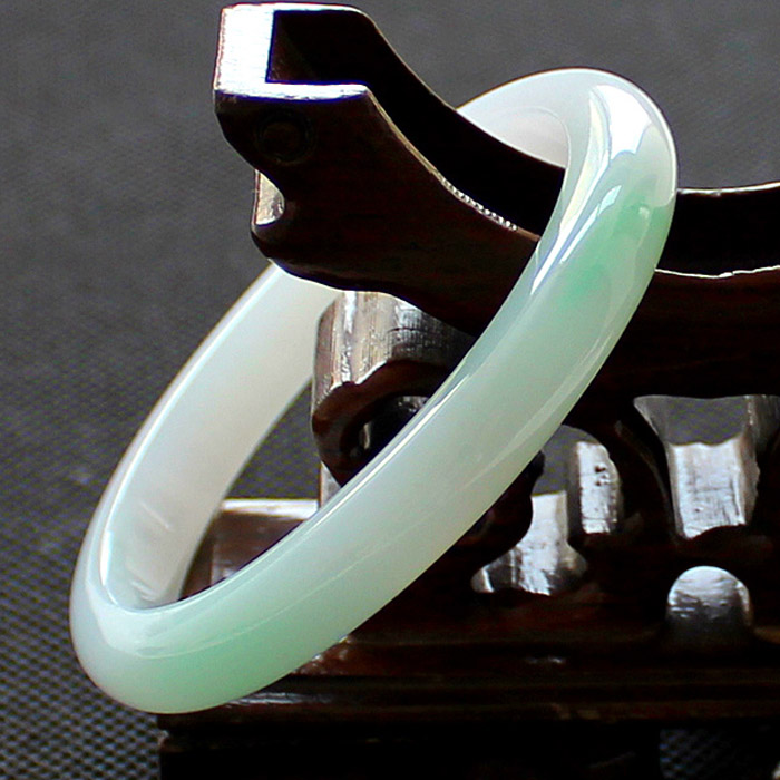 翡翠飘花贵妃手镯a货冰糯种飘绿花椭圆镯子白底飘阳绿玉镯无纹53