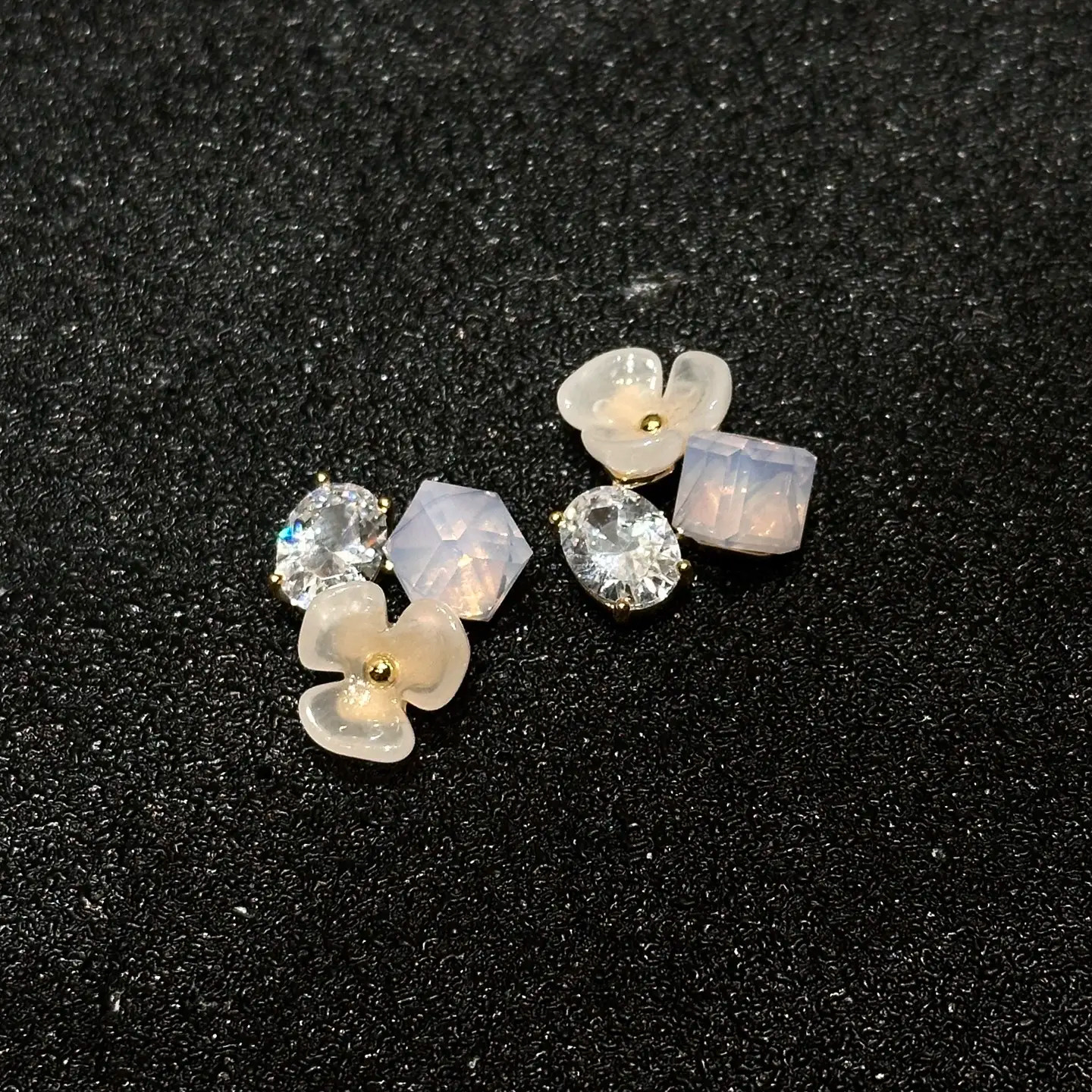 新款透明花朵雾白方块闪钻耳钉韩系清冷少女日常通勤百搭银针耳饰