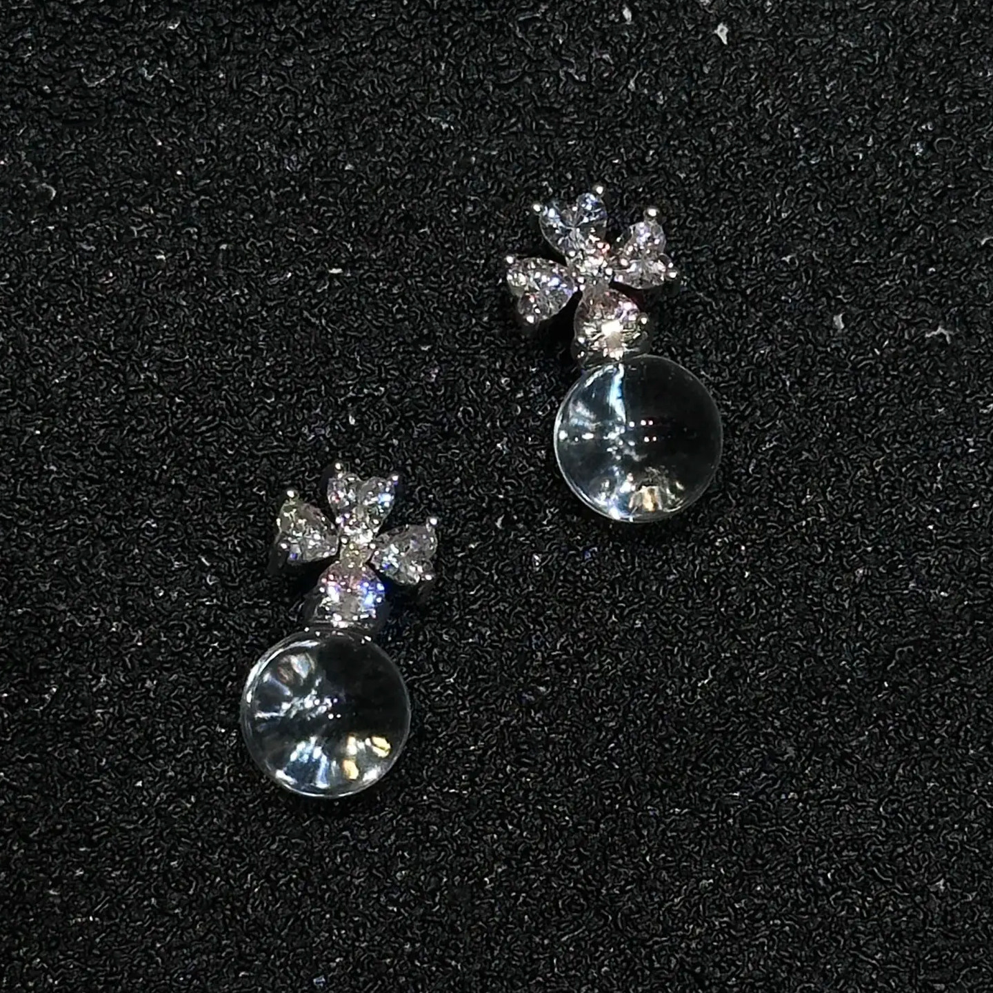 满钻四叶草透明圆片耳钉闪亮锆石花朵吊坠精致约会氛围感银针耳饰