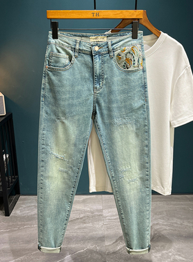 青蓝色破洞牛仔裤男夏薄款2025新款修身小脚裤潮牌高端刺绣长裤