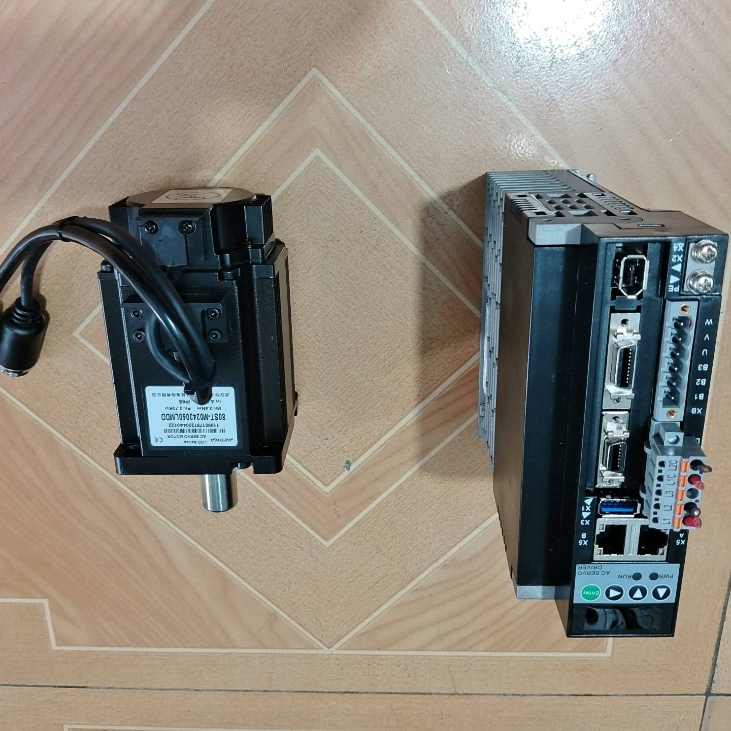 750w武汉华大伺服电机TSVB议价 也可为维修！！
