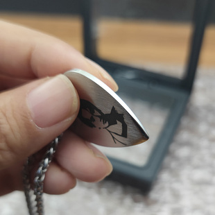 beyond黄家驹头像拨片项链男生女生情侣送礼标志logo定制吊坠钛钢