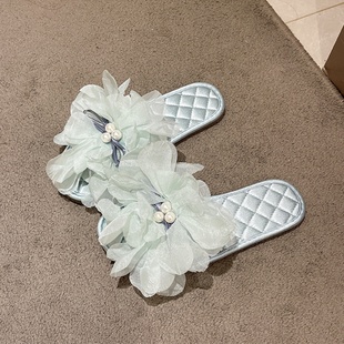 女士居家室內(nèi)防滑家用涼拖鞋 法式 優(yōu)雅珍珠山茶花緞面夏季 一字拖鞋