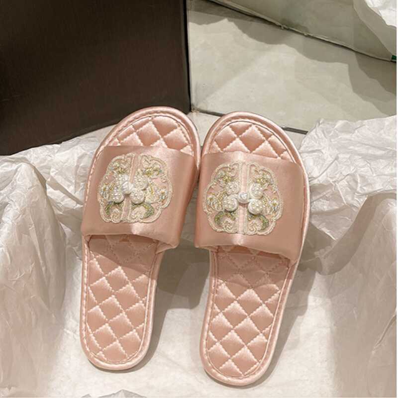 新中式刺绣缎面古风新娘伴娘拖鞋