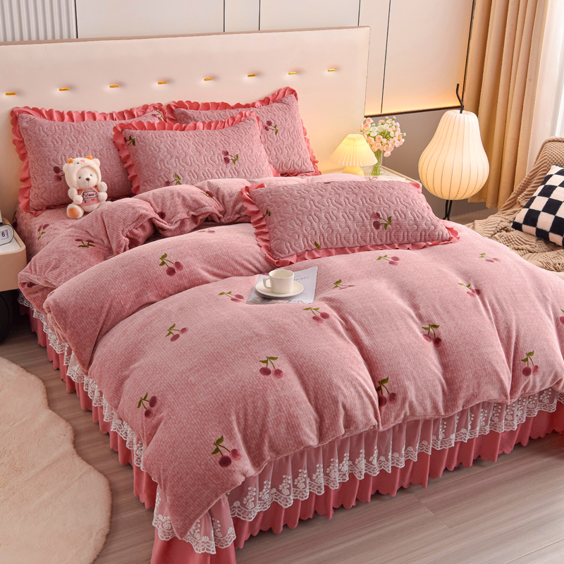 2025新款牛奶绒床盖三件套冬季加厚珊瑚绒四件套花边绗缝床单防滑