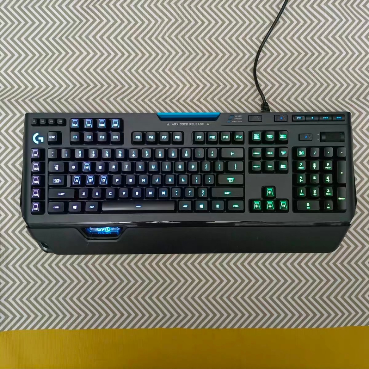 罗技Logitech G910游戏电竞有线欧姆龙轴体RGB游戏机械键盘
