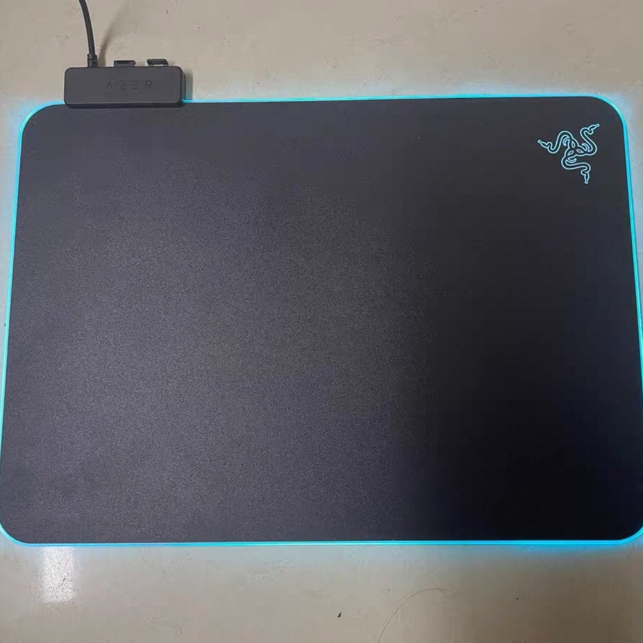 Razer雷蛇烈焰神虫V2硬质版RGB有线发光硬质版光污染鼠标垫搭配