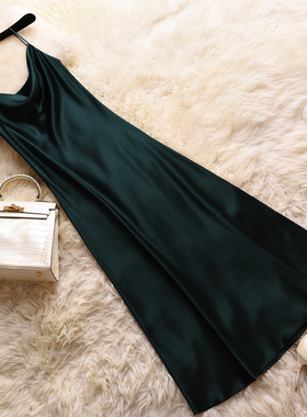 日本进口醋酸 简洁大气欧美时尚博主风 墨绿色22年春夏吊带连衣裙