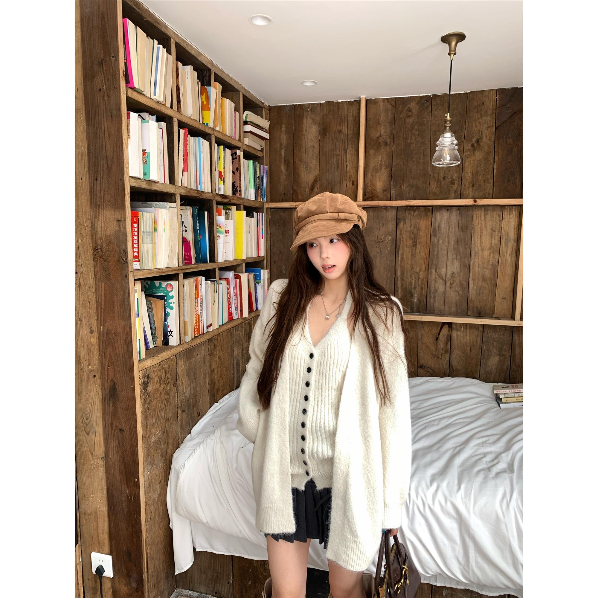 宅女家慵懒风米白色针织开衫外套女秋季内搭挂脖毛衣背心两件套